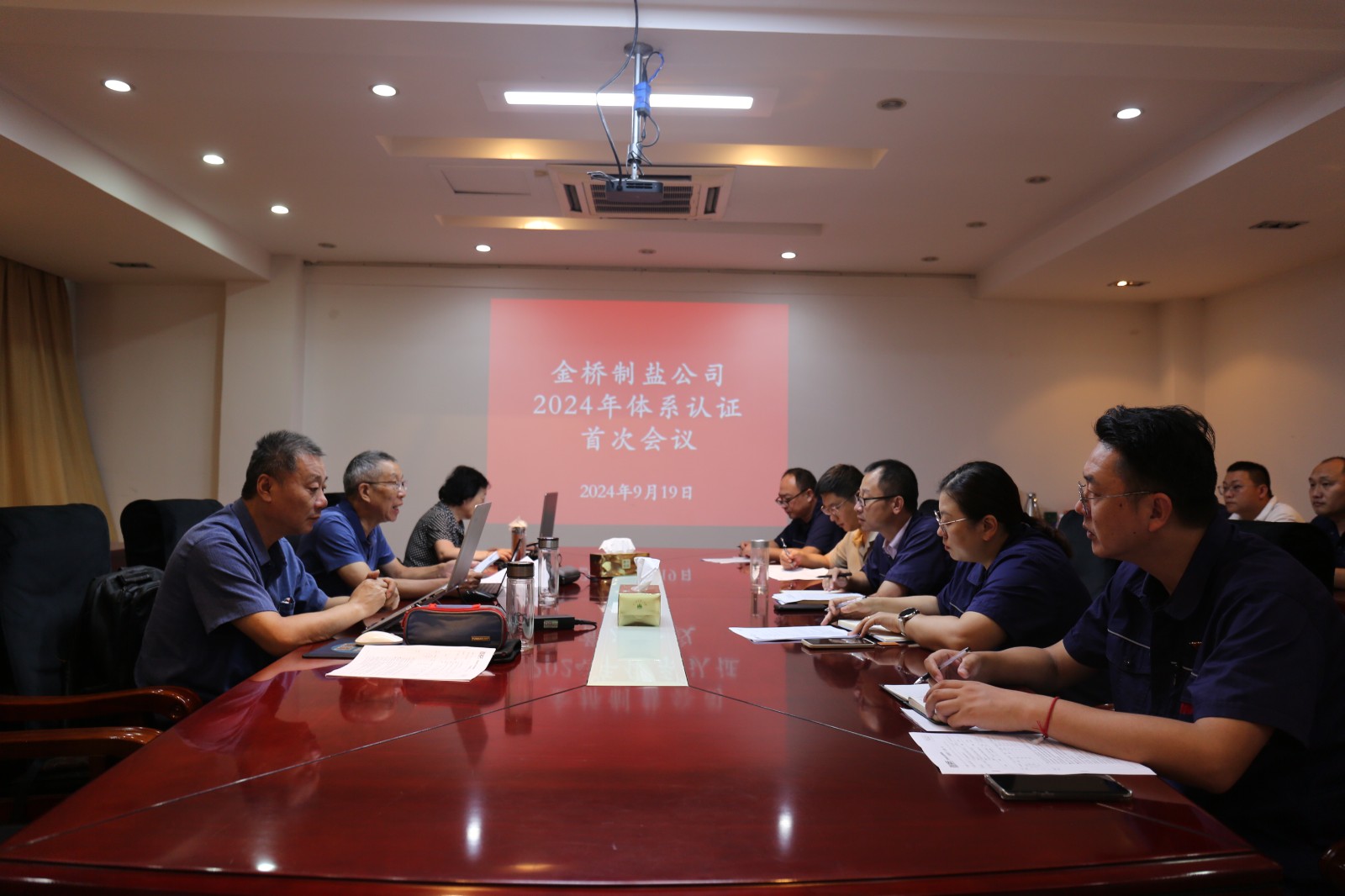 近日，金橋制鹽公司通過北京世標認證中心審核，給予食品安全管理體系、環(huán)境管理體系和職業(yè)健康安全管理體系認證“保持認證資格”的監(jiān)督審核結(jié)論，給予質(zhì)量管理體系認證“再次注冊”的再認證審核結(jié)論。通過審核，是對公司精細化管理成果的檢驗，促進公司內(nèi)控管理水平持續(xù)提升。（李曉月）