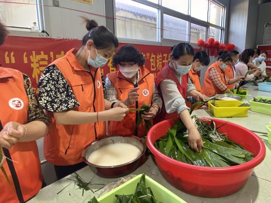 青口供電所黨支部聯(lián)合生產(chǎn)生活服務中心分會、黃沙坨社區(qū)，共同舉辦“悠悠艾草香 濃濃端午情”系列活動。.png